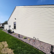 Pressure-Washing-Fort-Wayne-House-Driveway-Transformation 4