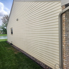 Pressure-Washing-Fort-Wayne-House-Driveway-Transformation 1