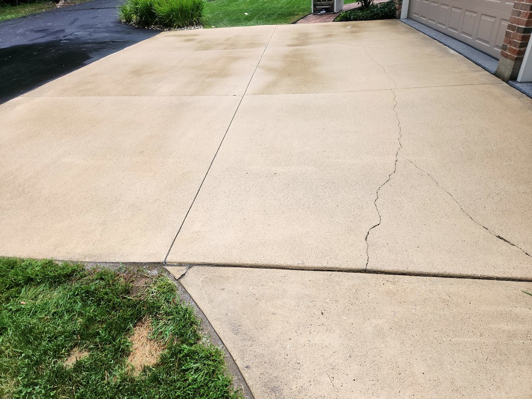 Professional Driveway and Garage Floor Cleaning in Fort Wayne Beaver Ave – 46807